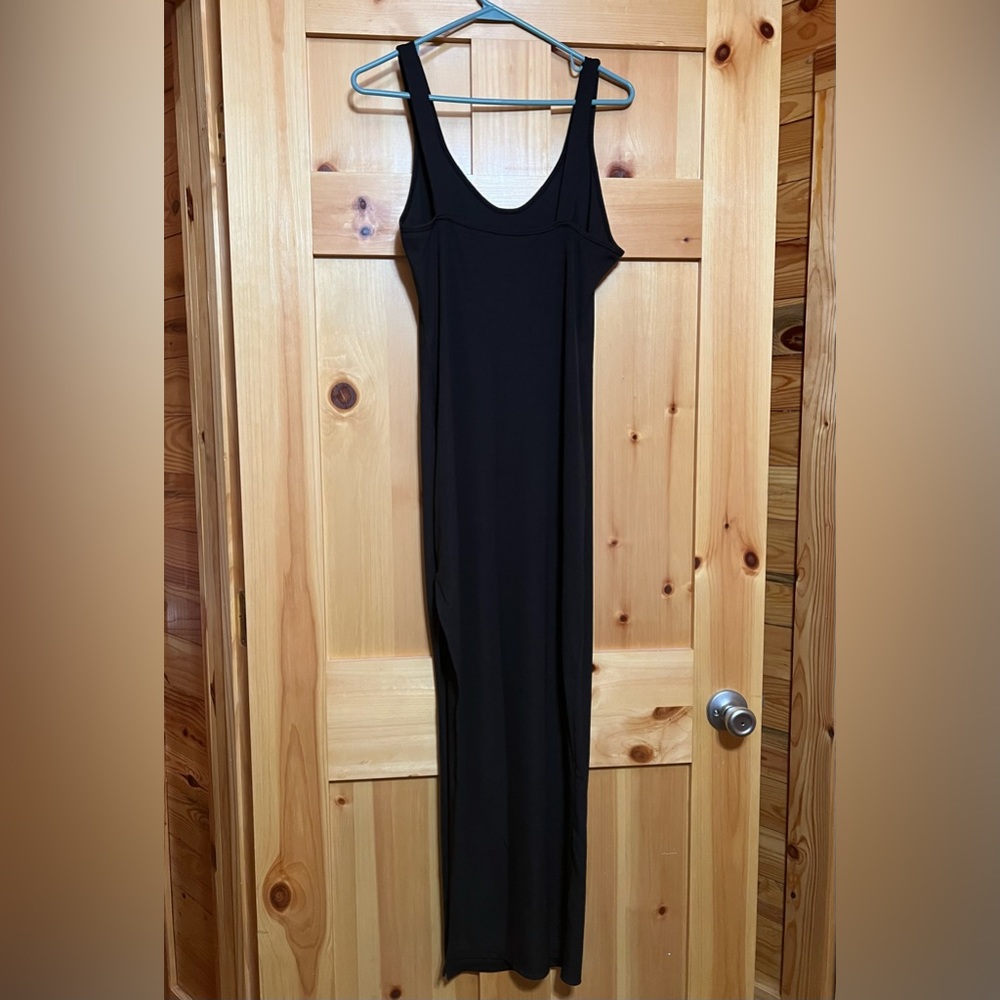 Long black ribbed fitted dress